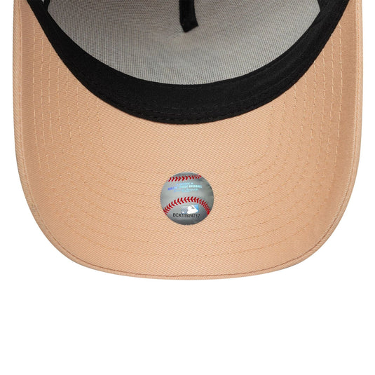 Gorra New Era Yankees MLB League Essential 9FORTY A-Frame Trucker Mujer Naranja Pastel