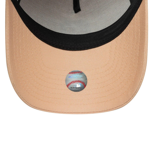 Gorra New Era Yankees MLB League Essential 9FORTY A-Frame Trucker Mujer Naranja Pastel - Tinino Baseball & Sports