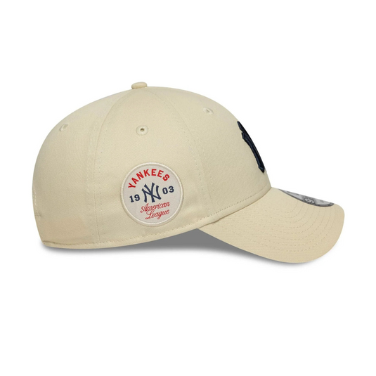 Gorra New York Yankees MLB Side Patch 9FORTY Crema