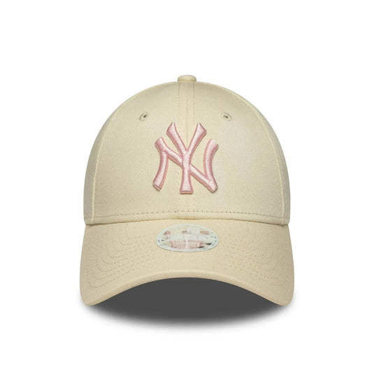 Gorra New Era New York Yankees MLB League Essential 9FORTY Mujer Beige - Tinino Baseball & Sports