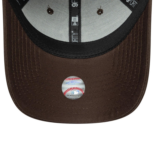 Gorra New Era New York Yankees MLB League Essential 9FORTY Mujer Marrón Oscuro - Tinino Baseball & Sports