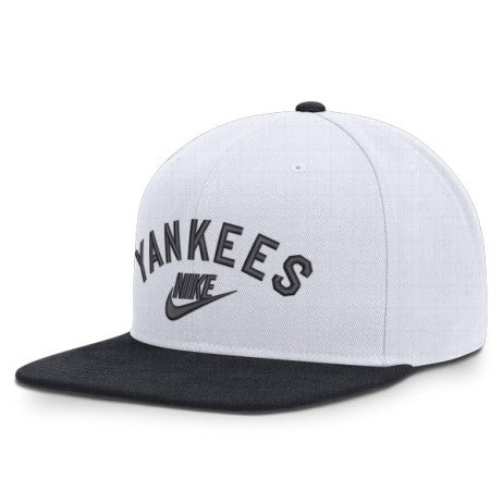 Gorra Nike New York Yankees Futura Snapback – Blanco / Negro