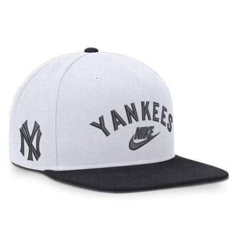 Gorra Nike New York Yankees Futura Snapback – Blanco / Negro