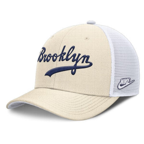 Gorra Nike Brooklyn Script Mesh Trucker Cap – Beige / Blanco / Azul Marino