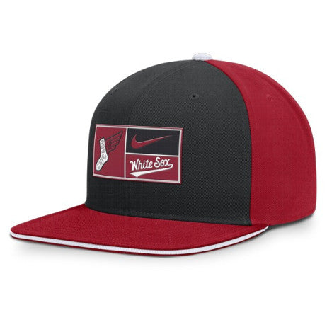 Gorra Nike Chicago White Sox Heritage Patch Snapback – Negro / Rojo Burdeos