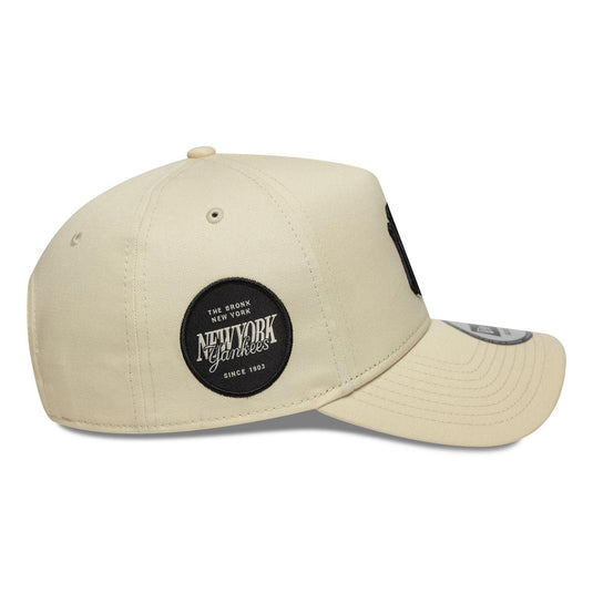 Gorra New Era New York Yankees MLB Sidepatch 9FORTY E-Frame Beige - Tinino Baseball & Sports