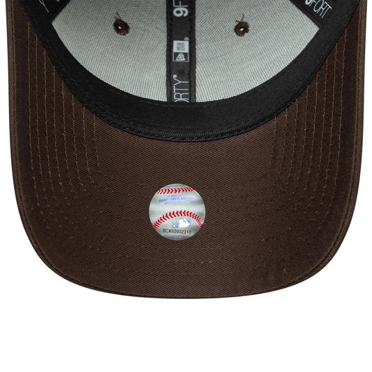 Gorra New Era New York Yankees MLB League Essential 9FORTY Mujer Marrón Oscuro