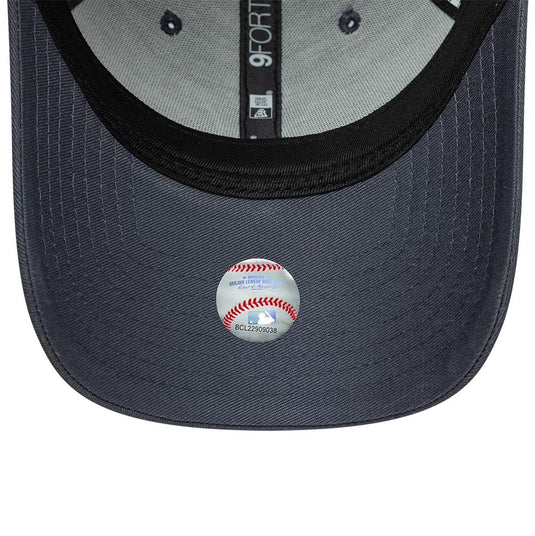 Gorra MLB League Essential New York Yankees 9FORTY Gris