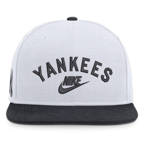 Gorra Nike New York Yankees Futura Snapback – Blanco / Negro