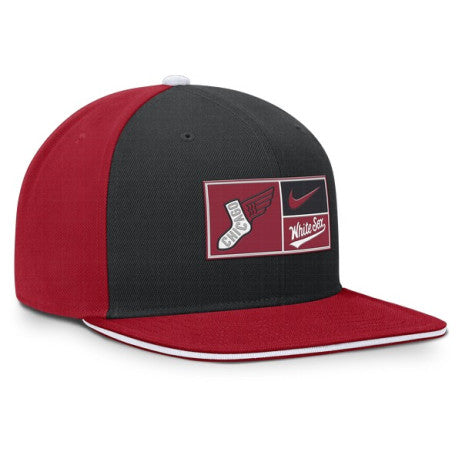 Gorra Nike Chicago White Sox Heritage Patch Snapback – Negro / Rojo Burdeos